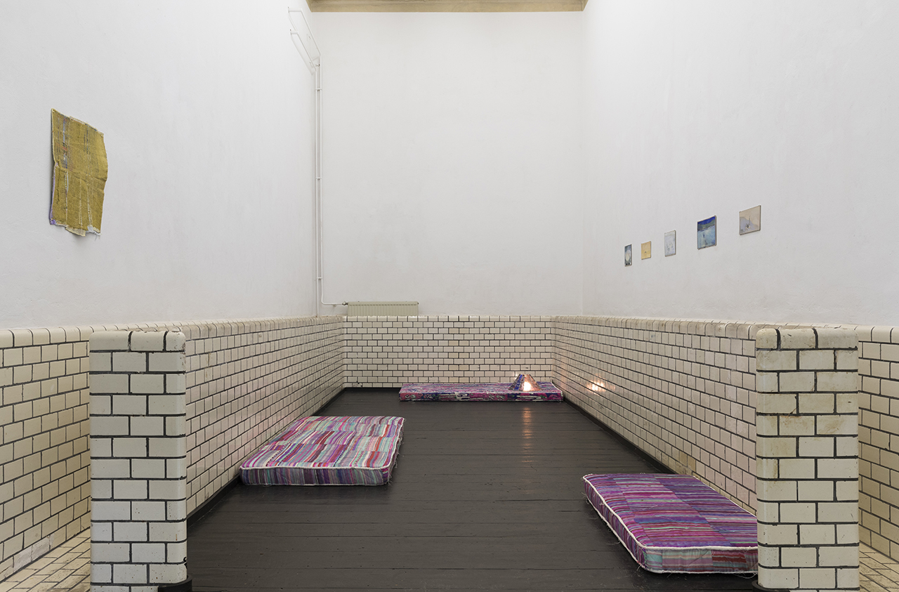 Anne Bourse, gouaches muur rechts: Minne Kersten